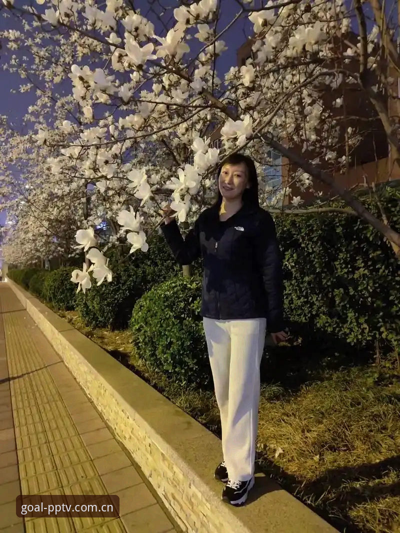 北京时间5月21日凌晨，欧联杯决赛在地中海沿岸的布达佩斯落下帷幕。阿斯顿维拉3-0完胜德甲劲旅弗赖堡，以压倒性优势捧起队史首座欧联杯冠军奖杯。这个夜晚对维拉球迷来说，等待了整整三十年。作为常年跟踪欧洲赛事的足球内容评测员，我第一时间通过PP体育英超版完整回看了这场决赛，趁热分享我的观赛体验与技术层面观察。